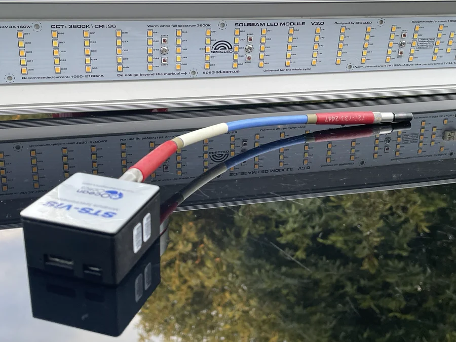 Ocean Optics STS-VIS spectrometer with a 600 µm optical fiber and a cosine corrector